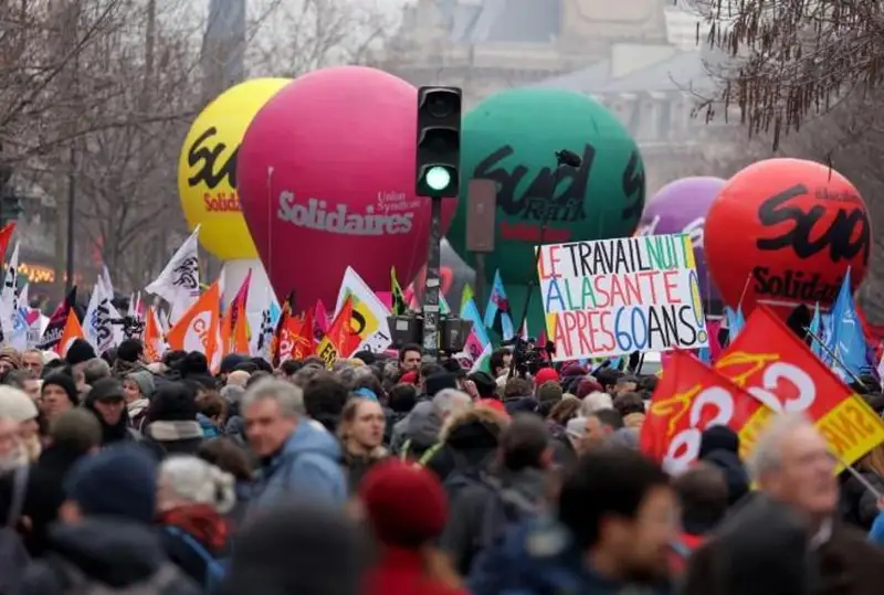 1 млндан ортиқ французлар иш ташлашга чиқди