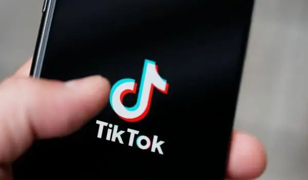 قازاقستاندا قانشا ادام TikTok پايدالانادى