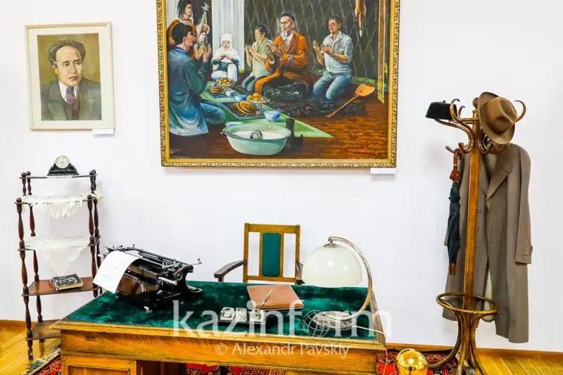 الماتىدا كورنەكتى 8 اقىن-جازۋشىعا ارنالعان كورمە جۇمىسىن باستادى