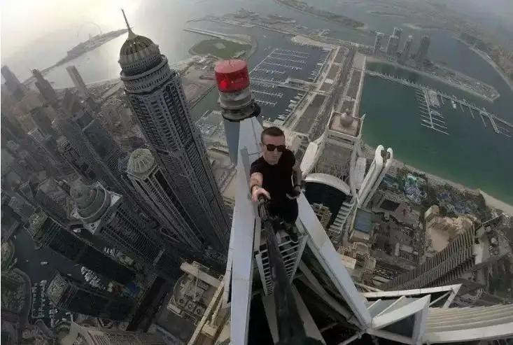 گونكونگتا بيىك عيماراتتارعا شىعىپ، ۆيدەو تۇسىرەتىن بلوگەر 68-قاباتتان قۇلاپ كەتتى