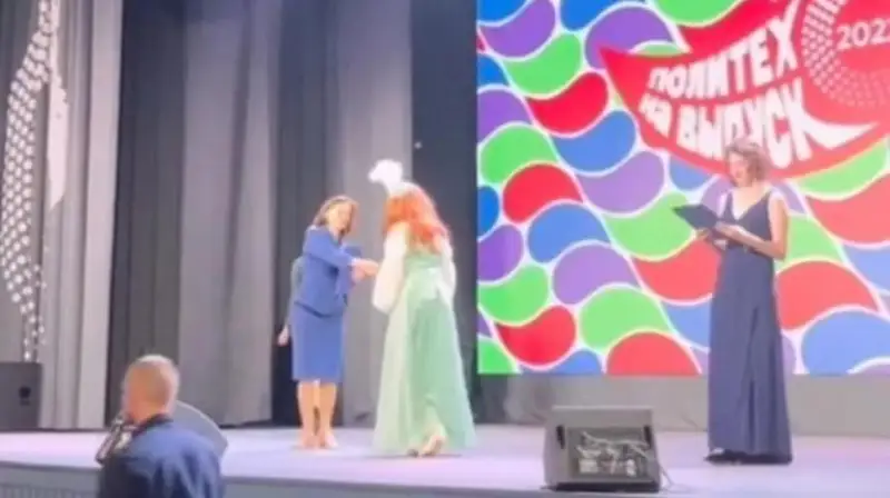 ماسكەۋدە وقىعان قازاق قىزى ديپلوم الۋ راسىمىنە ۇلتتىق كيىممەن كەلدى