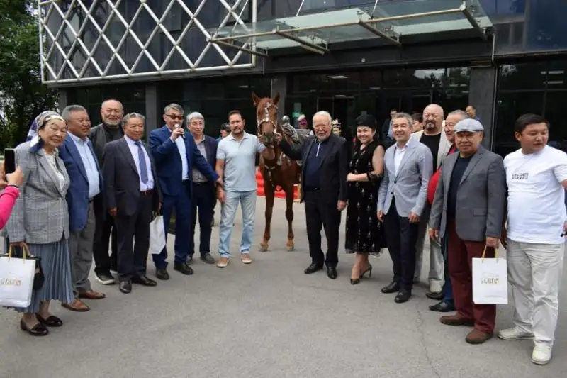 قازاق فيلم ۇجىمى اسانالى اشىموۆكە ات مىنگىزدى - فوتو