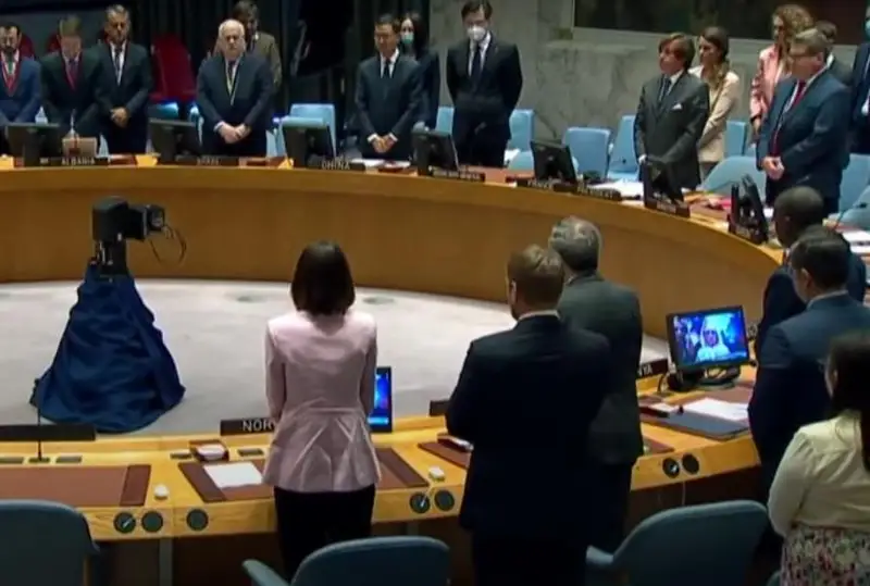 Минглаб британияликлар Елизавета II учун мотам тутмоқда