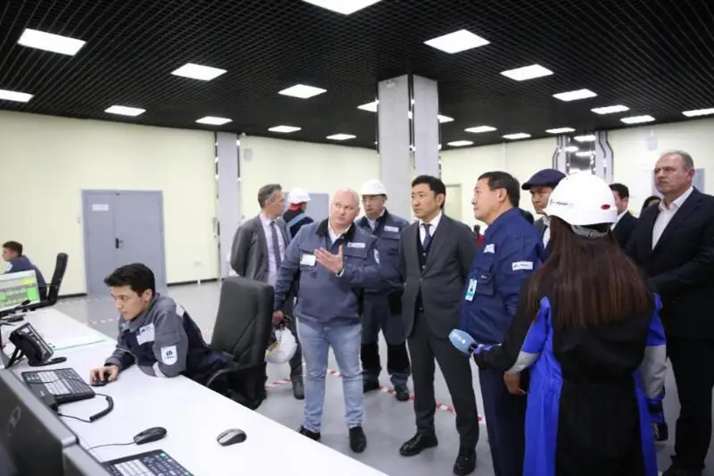 能源部部长视察巴甫洛达尔石化厂