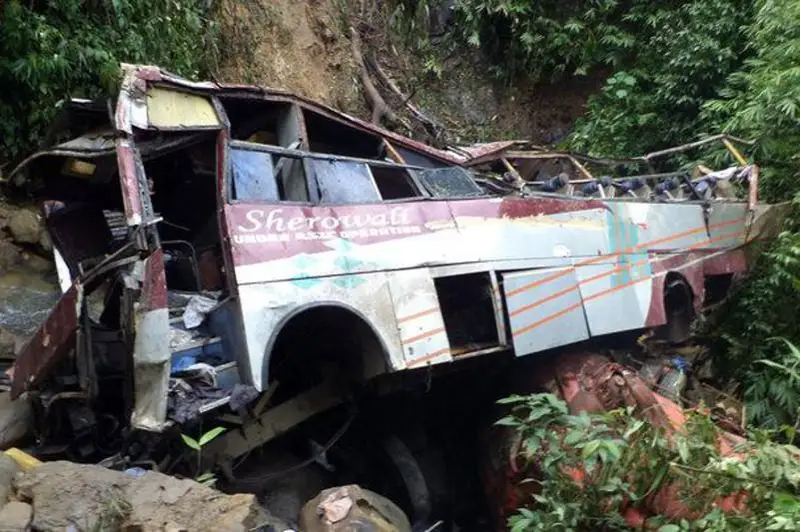 Ҳиндистонда автобус жарликка қулаб тушди