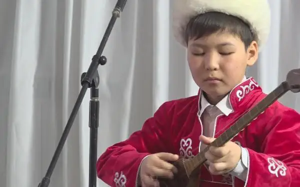 اباي وبلىسىندا «ۇكىلى دومبىرا» بايقاۋىنىڭ جەڭىمپازدارى بەلگىلى بولدى