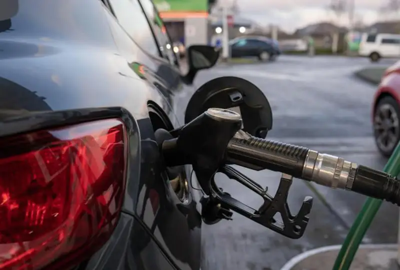 Жо Байден АҚШда бензинга солинадиган солиқни тўхтатмоқчи