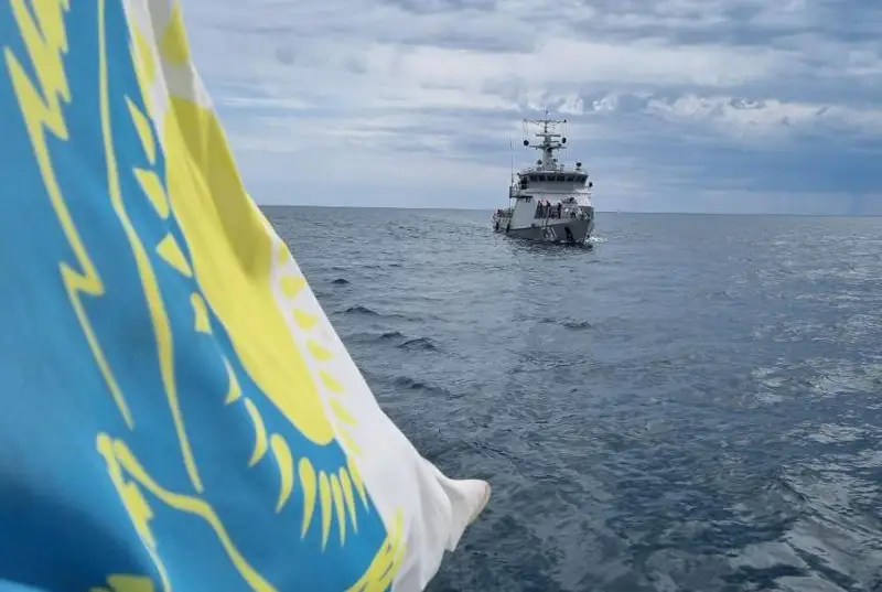 Военные моряки провели учения в акватории Каспийского моря