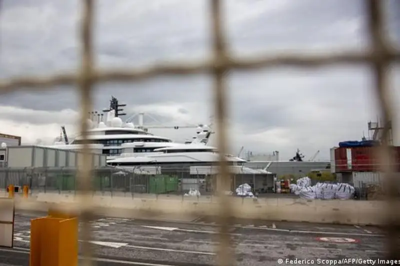 Россия олигархларининг Европа Иттифоқидаги 12 миллиард евролик активлари музлатиб қўйилди