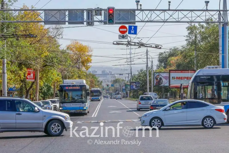 Сколько светофоров и дорожных знаков не хватает на дорогах, выяснили в МВД РК