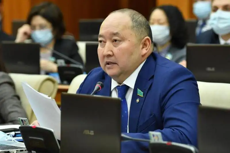 ءبىلىم وشاقتارىن پايدا كوزىنە اينالدىرعانداردى جاۋاپقا تارتۋ كەرەك - دەپۋتات