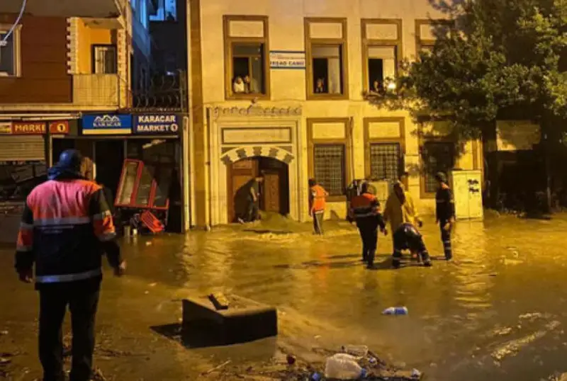 Истанбулда кучли ёмғир туфайли юздан ортиқ уйни сув босди