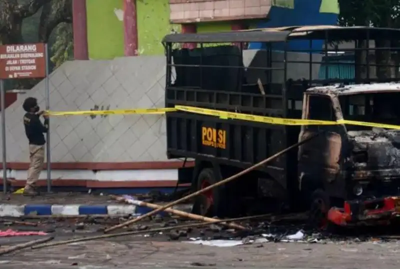 Индонезиядаги стадиондаги тартибсизликларда 127 киши ҳалок бўлди