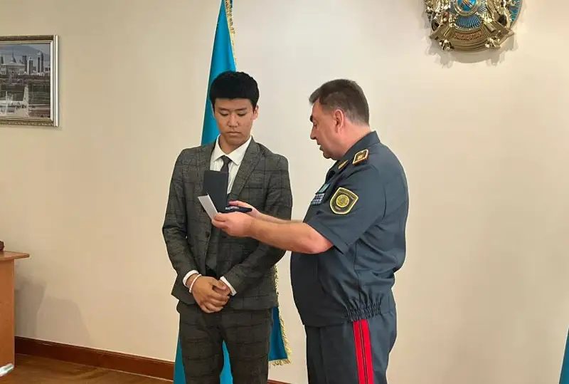 Спасшего девочку от падения из окна подростка наградил министр по ЧС