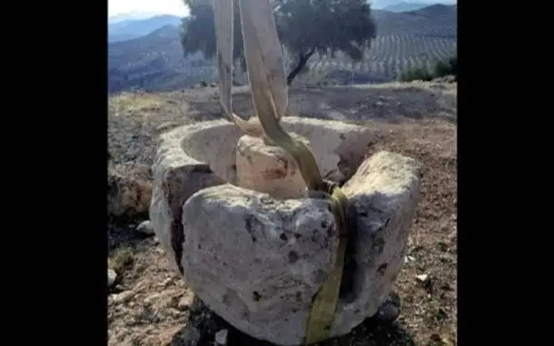 Испаниялик фермер қадимий тегирмон тошини топиб олди