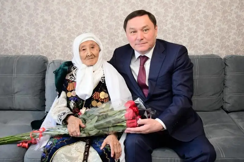 اقمولا وبلىسىنىڭ اكىمى 105 جاستاعى كەيۋانانى ناۋرىز مەيرامىمەن قۇتتىقتادى