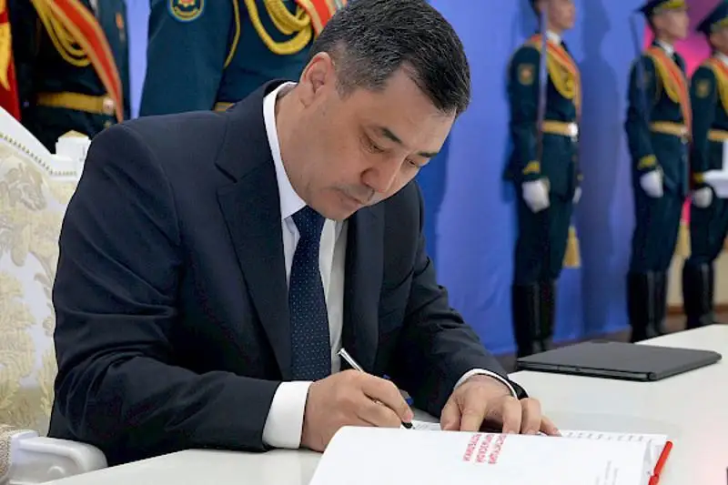 Қирғизистон Президенти янги Конституцияни имзолади