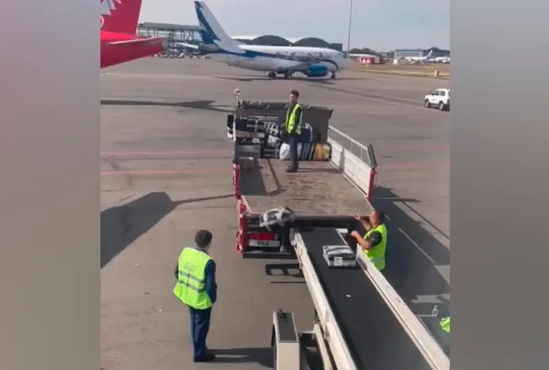 Сотрудников аэропорта Алматы наказали после видео с разгрузкой багажа