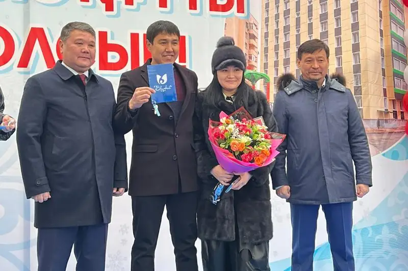 Jańa jyl qarsańynda «Baqytty otbasy» baǵdarlamasynyń 120 qatysýshysy páter kiltterin aldy