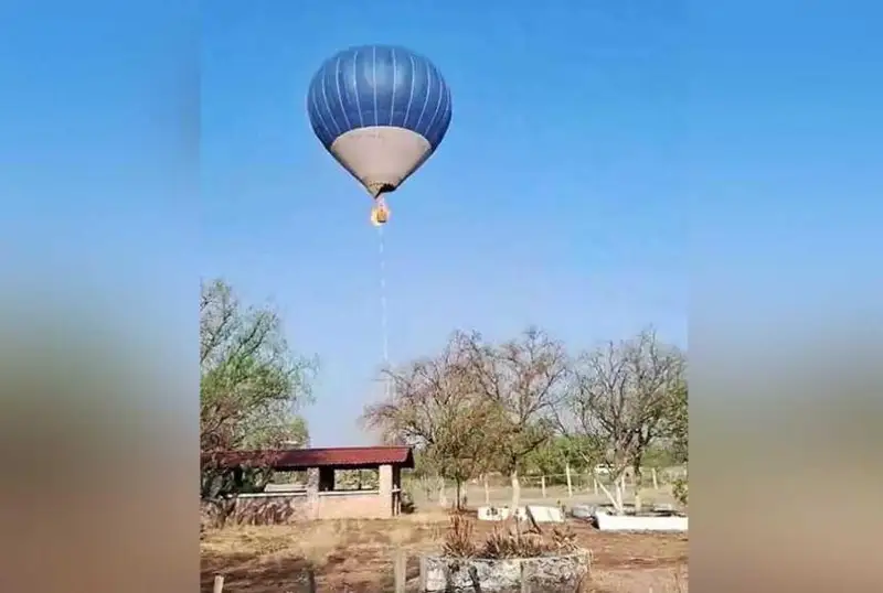 Осмонда ёнғин: Мексикада эр-хотин ҳаво шарида сайр қилаётганда ҳалок бўлди