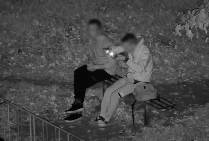 وسكەمەندە اۋلادا ماريحۋانا شەگىپ وتىرعان جىگىت «سەرگەك» كامەراسىنا ءتۇسىپ قالدى