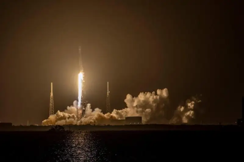 日企ispace独立研发的登月舱发射升空