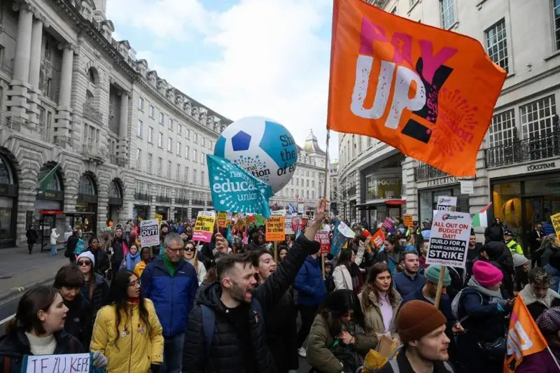 英国50万人因薪资问题举行大罢工