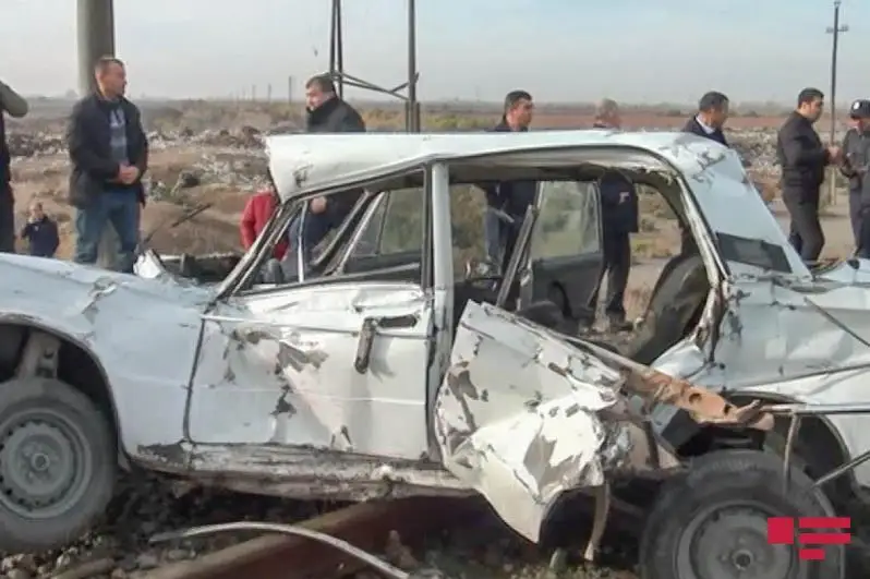 Озарбайжонда вагон машинага урилди, жабрланувчи бор