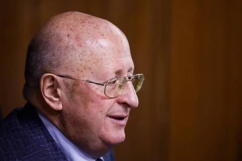 Гинцбург: Эмлаш сертификатларини сотиб олганлар янги штаммларнинг ривожланиш манбаига айланиши мумкин