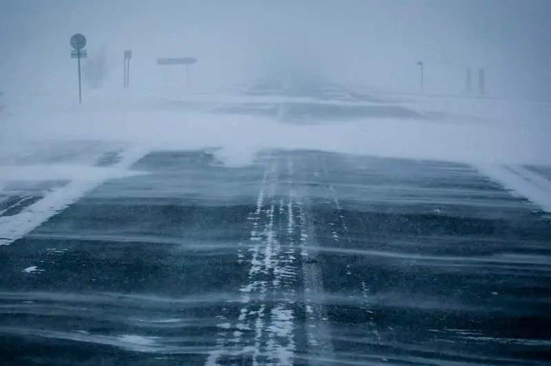 Ақтўбеда қор бўрони туфайли бирқанча йўллар ёпилди