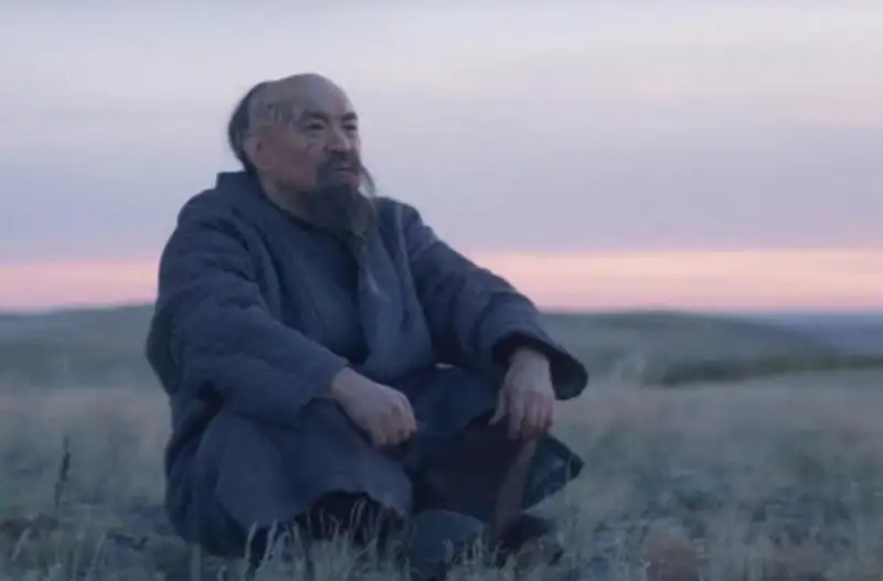 رەپ ايتاتىن اقساقال قازاقستاندا توپ جاردى