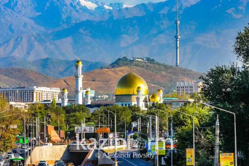 Aıt kúnderi Almaty meshitterinde balalarǵa táttiler men syılyqtar úlestiriledi