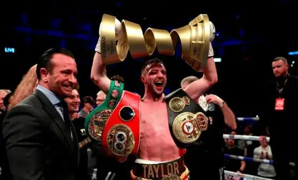 بۇكىلالەمدىك بوكس قاۋىمداستىعى جەڭىلمەگەن بوكسشىنى چەمپيوندىق اتاعىنان ايىردى