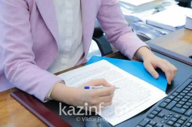 مەملەكەتتىك قىزمەتكە ورنالاساتىندار ەندى رۋحاني قۇندىلىقتار بويىنشا تەست تاپسىرادى