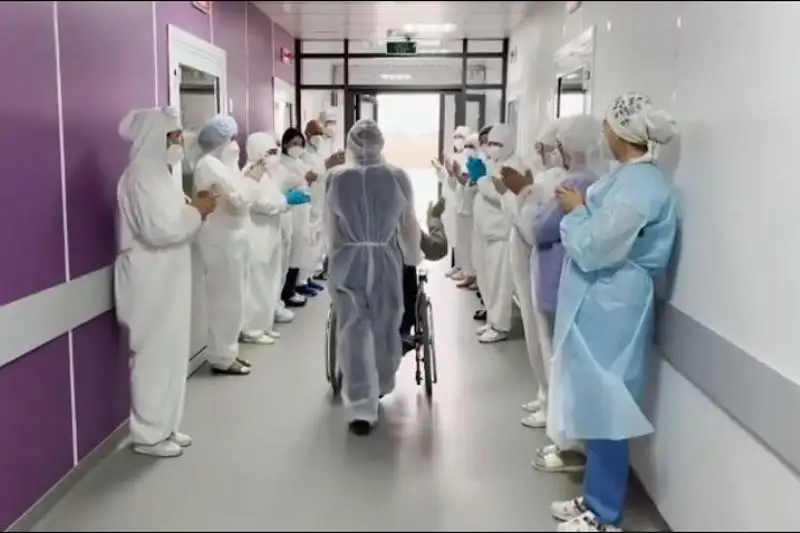 شىمكەنت دارىگەرلەرى كوروناۆيرۋسپەن اۋىرعان سوڭعى ناۋقاستى ۇيىنە شىعارىپ سالدى - ۆيدەو