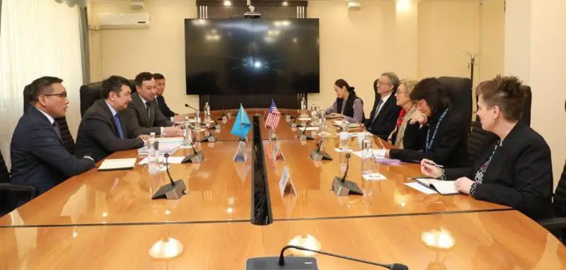 新闻部代理部长会见美国驻哈大使和美国著名记者