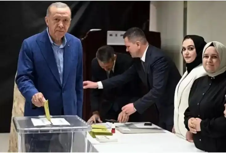 رەجەپ تايپ ەردوعان تۇركياداعى پرەزيدەنت سايلاۋىنىڭ ەكىنشى تۋرىندا داۋىس بەردى