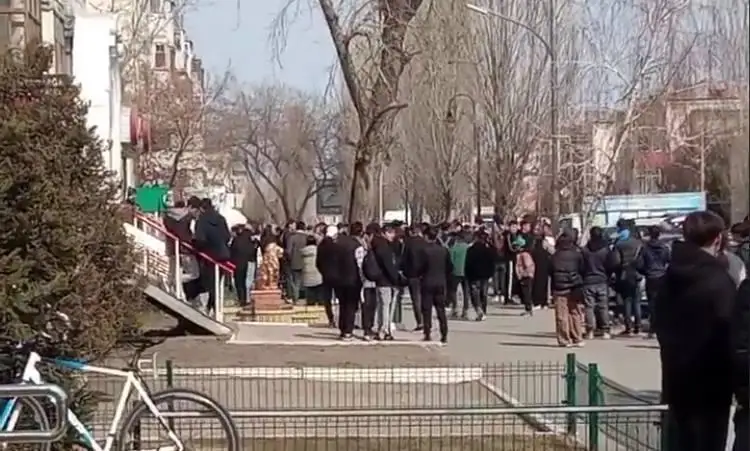 كوكشەتاۋدا وقۋشى قىزدار ەلەكتروندى تەمەكىگە كەزەكتە تۇر  - ۆيدەو