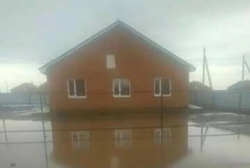 ۇيلەرى ورتەنىپ كەتكەن قوستانايلىقتاردىڭ جاڭا قونىستارىن ەندى سۋ باسىپ جاتىر