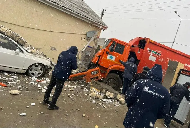Пьяный водитель КамАЗа въехал в ограждение жилого дома в Атырау