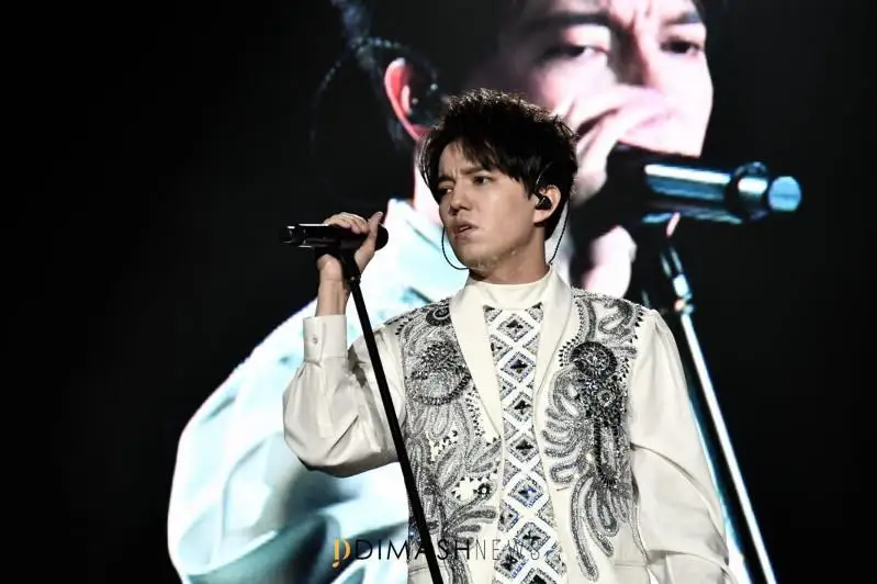 迪玛希在布拉格演唱会上向观众高呼：“你们都是我的家人！”