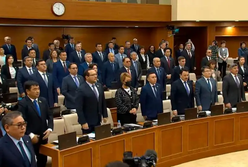 Májilis depýtattary shahtada qaza tapqandardy bir mınýt únsizdikpen eske aldy