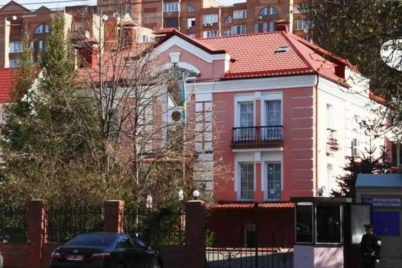 Сколько сотрудников все еще остаются в Посольстве РК в Киеве