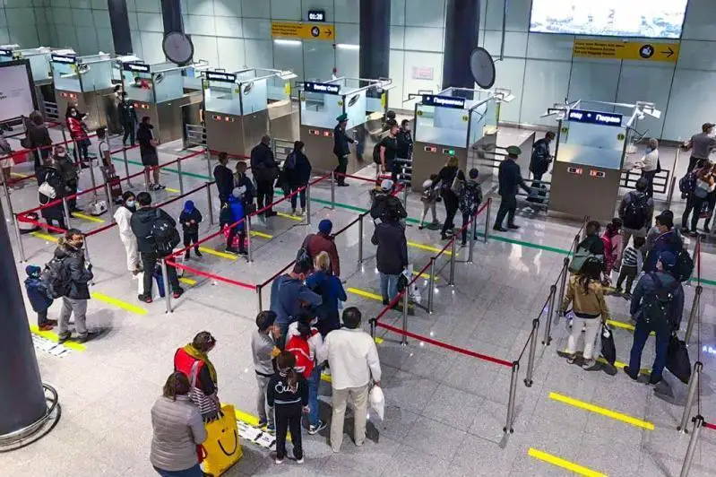 没有新冠核酸检测报告的国际旅客将被拒绝登机