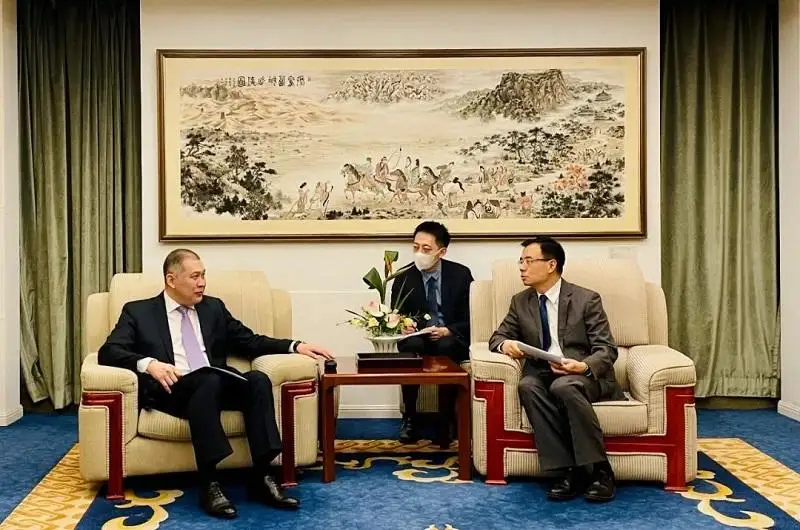 哈萨克斯坦驻华大使同中国外交部欧亚司司长举行会见