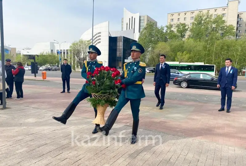 国务秘书向曼舒克·玛梅托娃纪念碑敬献花篮