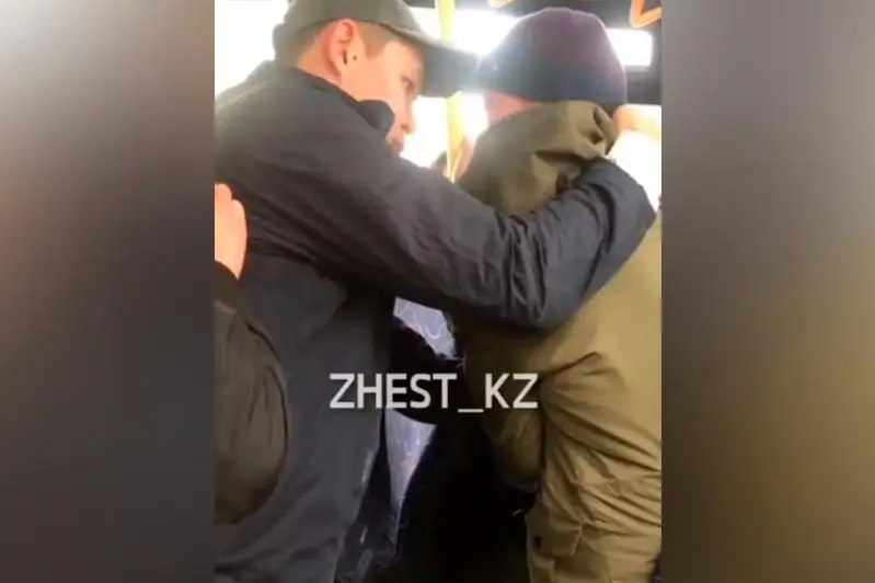 Almatyda avtobýs ishinde áıelge pyshaq ala umtylǵan jigit vıdeoǵa túsip qaldy