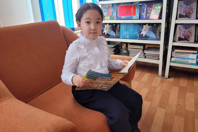 تۇساۋىن كەسكەندە تاڭداعانى -  كىتاپ: توعىز جاسار قىز ءبىر جىلدا 100 كىتاپ وقىعان