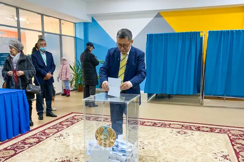 Кандидат в Президенты РК Мейрам Кажыкен отдал свой голос на выборах