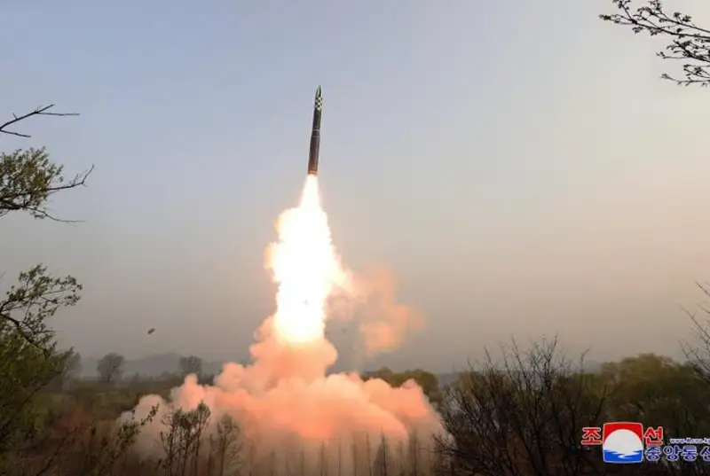 Шимолий Корея янги қаттиқ ёқилғили баллистик ракетани синовдан ўтказди